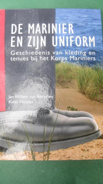 De marinier en zijn uniform beschikbaar voor biedingen