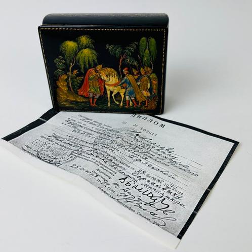 Russisch lakdoosje uit Palekh met certificaat, Antiek en Kunst, Kunst | Niet-Westerse kunst, Ophalen of Verzenden