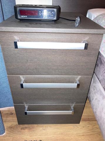 Nachtkastje met 3 lades beschikbaar voor biedingen