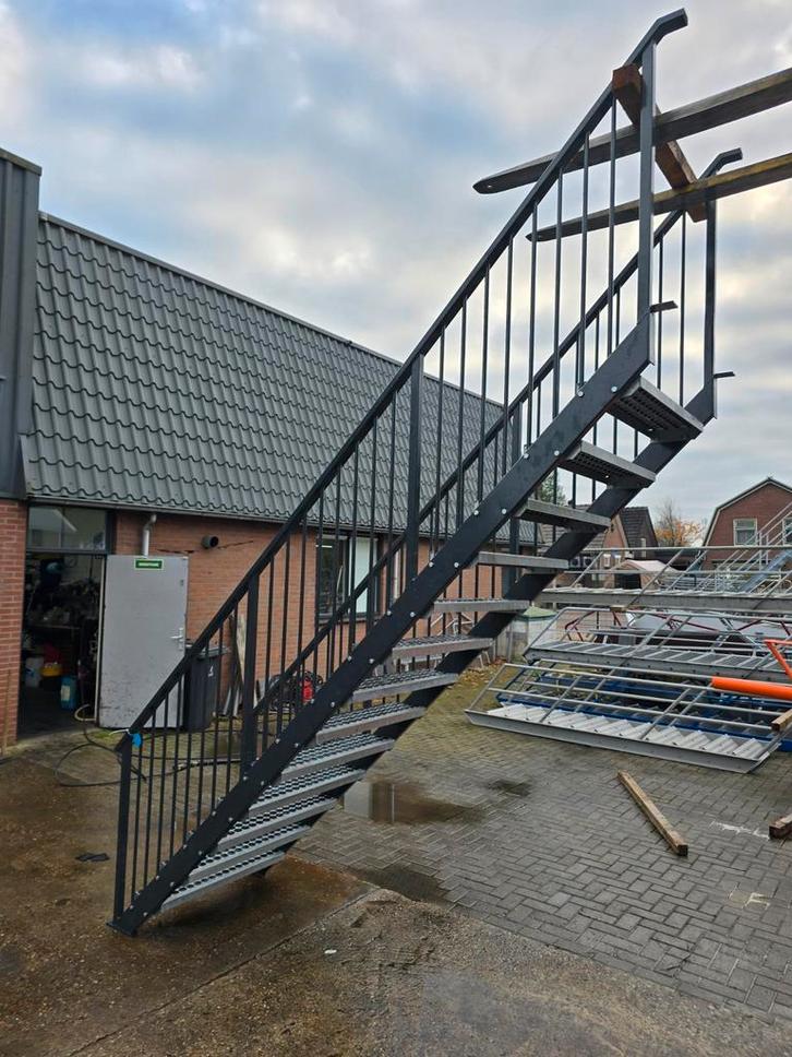 Stalen trap antraciet hoog 2,85mtr nob167, Doe-het-zelf en Verbouw, Ladders en Trappen, Zo goed als nieuw, 2 tot 4 meter, Ophalen