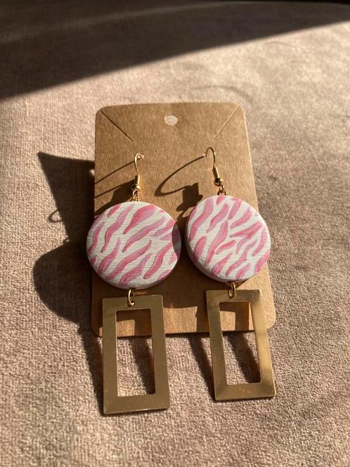 Handbeschilderde Oorbellen Pink Zebra💕🦓, Sieraden, Tassen en Uiterlijk, Oorbellen, Nieuw, Hangers, Overige materialen, Roze