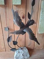 Metalen Vogelbeeld op Stenen Voet, Ophalen of Verzenden, Gebruikt, Metaal, Dierenbeeld