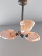 Art Deco plafondlamp met 3 roze marmerglas kappen, Antiek en Kunst, Antiek | Lampen, Ophalen of Verzenden