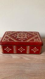 Vintage rood blik met Staphorster stipwerk, Verzamelen, Ophalen of Verzenden, Gebruikt, Koek(jes), Overige merken