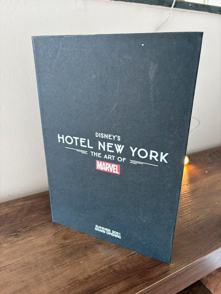 Disney exclusive marvel hotel grand opening strip limited, Verzamelen, Disney, Zo goed als nieuw, Beeldje of Figuurtje, Overige figuren