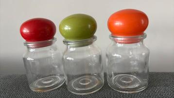 Retro voorraadpotjes beschikbaar voor biedingen