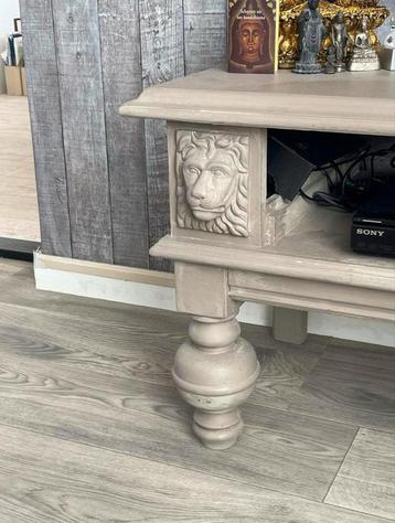 Houten TV Meubel met Leeuwenkoppen beschikbaar voor biedingen