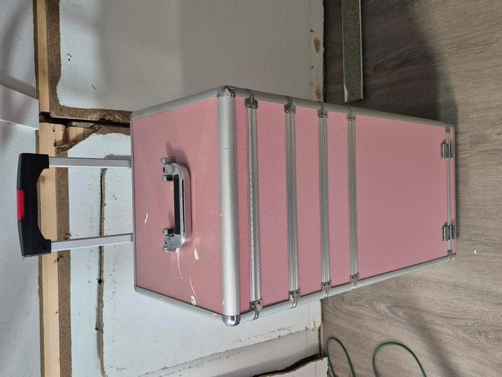 Thuiskapper/ nagelstijliste/ trolley 80 euro zonder inhoud, Diensten en Vakmensen, Kappers en Thuiskappers, Permanenten, Verven of Highlights