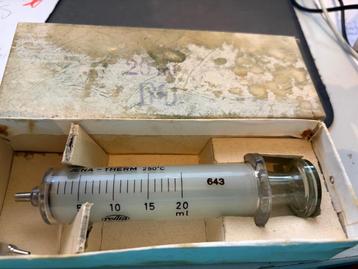 Injectie spuit van glas in origineel doosje beschikbaar voor biedingen