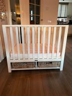 Witte box met rieten manden en boxmatras van La Première, Kinderen en Baby's, Boxen, Ophalen, Gebruikt