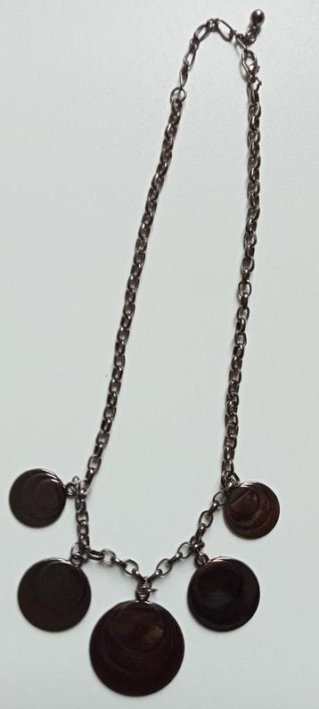 Ketting met 5 hangers beschikbaar voor biedingen