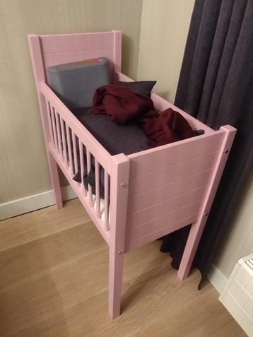 Roze ledikant inclusief Aerosleep matras beschikbaar voor biedingen