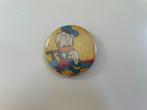 C132 Originele Button Donald Duck Jaren 80, Verzamelen, Speldjes, Pins en Buttons, Ophalen of Verzenden, Gebruikt, Figuurtje, Button