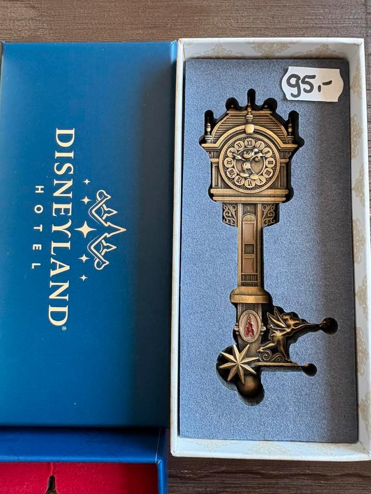 Disneyland hotel limited key / sleutel, Verzamelen, Disney, Zo goed als nieuw, Beeldje of Figuurtje, Mickey Mouse, Ophalen of Verzenden