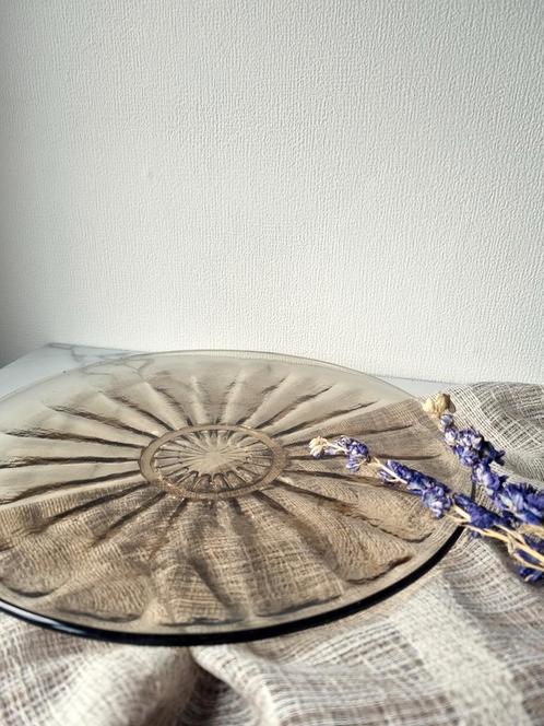 Vintage (taart)schaal van getint glas, Antiek en Kunst, Antiek | Schalen, Ophalen of Verzenden