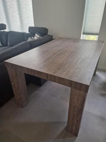 Eettafel met bij behorende salontafel beschikbaar voor biedingen
