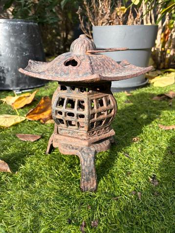 Pagode japans gietijzeren lantaarn beschikbaar voor biedingen
