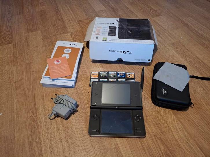 Nintendo DSi XL, Spelcomputers en Games, Spelcomputers | Nintendo 2DS en 3DS, Zo goed als nieuw, Zwart, Met games, Met beschermhoes of tas