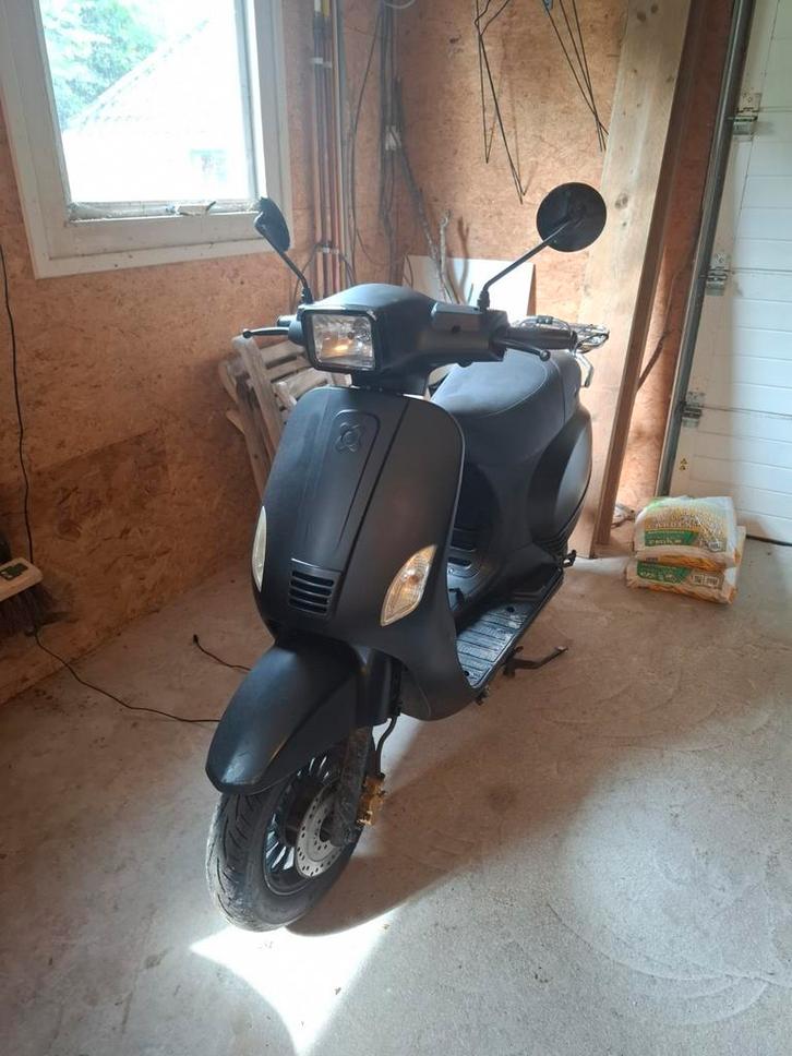 Refurbished AGM VX50 snorfiets + Helmet, Fietsen en Brommers, Snorfietsen en Snorscooters, Zo goed als nieuw, Overige merken, Benzine