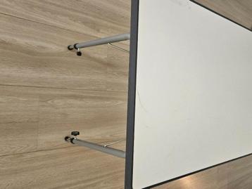 Kampeertafeltje beschikbaar voor biedingen