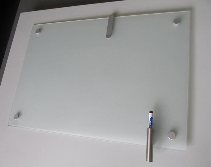 IKEA KLUDD glazen memobord incl. houder voor de markerord, Huis en Inrichting, Woonaccessoires | Memoborden, Zo goed als nieuw