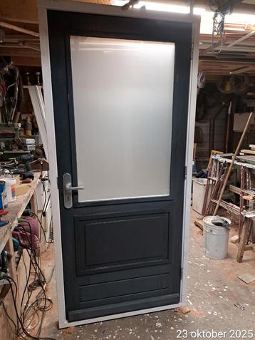 Luxe paneel buitendeur achterdeur in een nieuw kozijn! beschikbaar voor biedingen