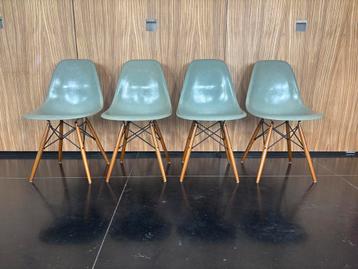 Eames fiberglas DSW chair Herman Miller Seafoam green beschikbaar voor biedingen