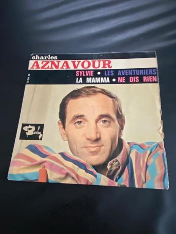 4 VINYL SINGLES CHARLES AZNAVOUR beschikbaar voor biedingen