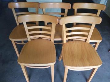 5 eetkamer stoelen beschikbaar voor biedingen