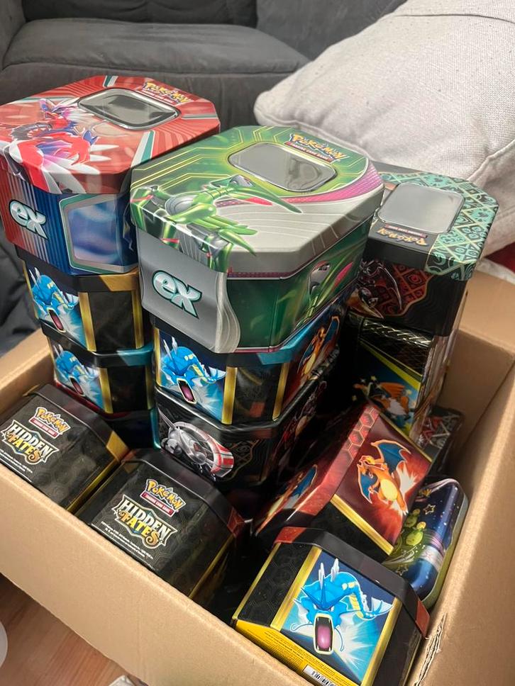 Ca. 65 LEGE Pokemon tins, Hobby en Vrije tijd, Verzamelkaartspellen | Pokémon, Zo goed als nieuw, Overige typen, Ophalen