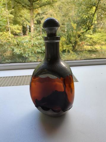 Antieke Amberkleurige Drankkruik met Metalen Afwerking beschikbaar voor biedingen