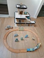 Houten speelgoed - Autogarage en treintje met rails, Kinderen en Baby's, Speelgoed | Houten speelgoed, Ophalen of Verzenden, Gebruikt