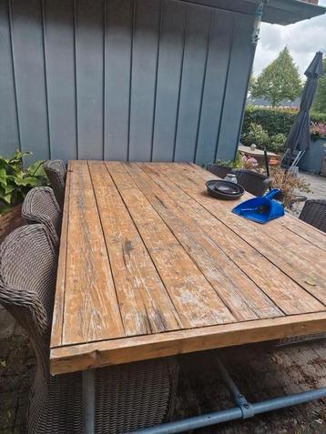Zeer grote tuin tafel 3.9 lang bij 1.63 beschikbaar voor biedingen