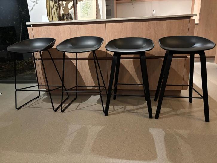 Zwarte HAY barkruk AAS32 en AAS38 hoogte 65 cm, Huis en Inrichting, Barkrukken, Zo goed als nieuw, 60 tot 90 cm, Hout, Metaal