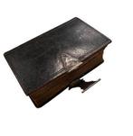 Oude bijbel met zilveren slot bijbelboek, Ophalen