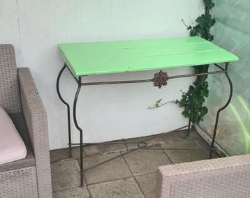 Tuintafel, tafel onderstel gietijzer, houten tafelblad beschikbaar voor biedingen