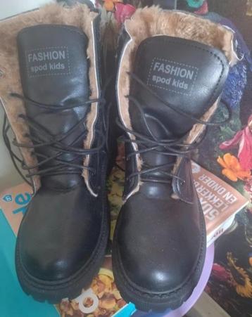 Meisjes schoenen      beschikbaar voor biedingen