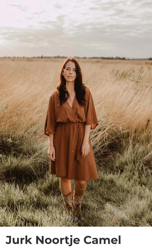 Jurk Noortje Camel S/M - Zwangerschapsshoot, Kleding | Dames, Jurken, Zo goed als nieuw, Maat 38/40 (M), Bruin, Boven de knie