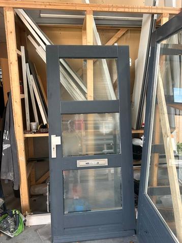 Hardhouten Voordeur Buitendeur met Dubbel Glas - Nette Staat beschikbaar voor biedingen