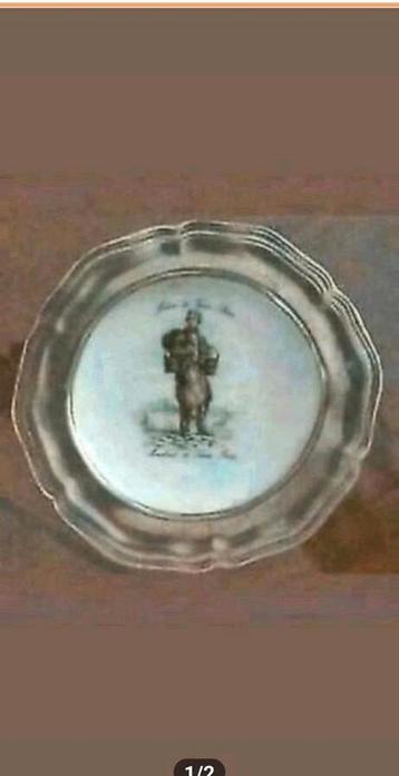 Een echte porseleinen Limoges bord met rand van Tin
(doorsne beschikbaar voor biedingen
