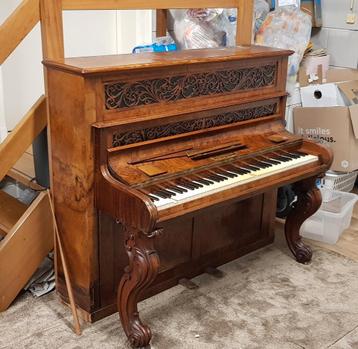 Antieke piano met prachtig houtsnijwerk  beschikbaar voor biedingen
