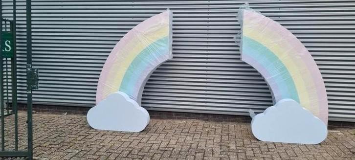 🌈 Regenboog Backdrop Set met Witte Wolkjes – 2m Hoog, Hobby en Vrije tijd, Feestartikelen | Verhuur, Nieuw, Ophalen