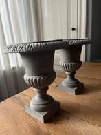 2 gietijzeren vazen 23 cm hoog, Ophalen, Gebruikt