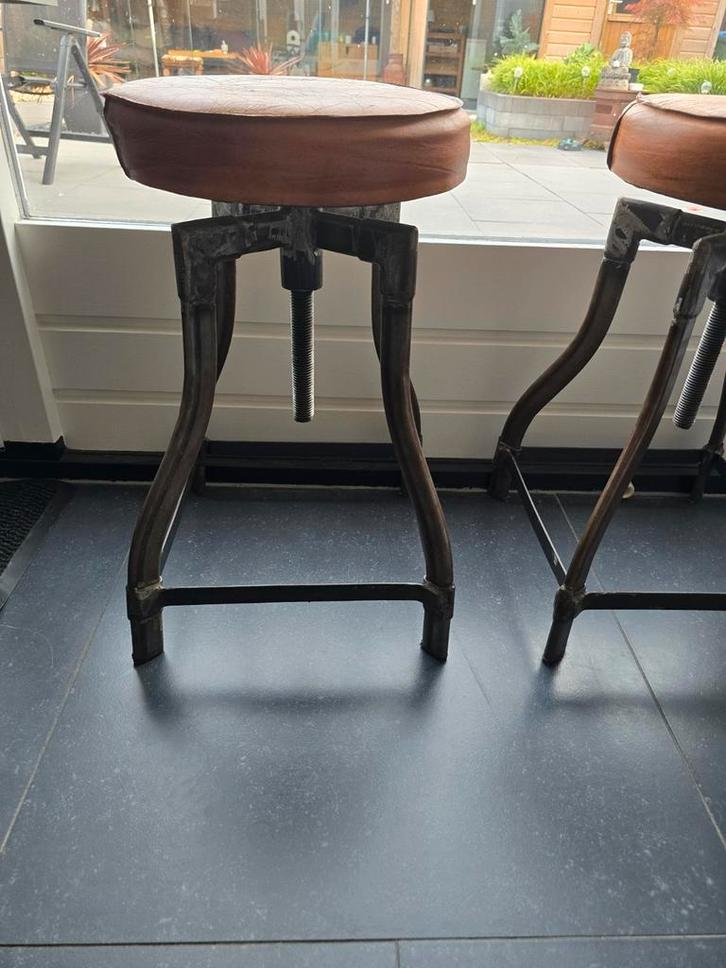 Vintage Krukjes - In Hoogte Verstelbaar, Huis en Inrichting, Barkrukken, Gebruikt, 30 tot 60 cm, Leer, Metaal, 2 krukken, In hoogte verstelbaar