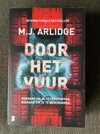 M.J. Arlidge - Door het vuur. (2025), Boeken, Thrillers, Ophalen of Verzenden, Zo goed als nieuw, M.J. Arlidge