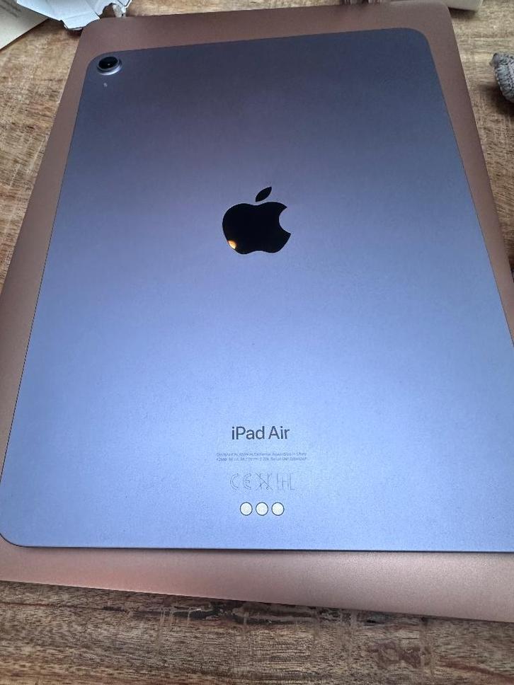 iPad Air 5 (2022) 64GB – incl. toetsenbord & hoes, Computers en Software, Apple iPads, Zo goed als nieuw, Apple iPad Air, Wi-Fi