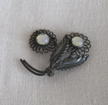 Vintage broche met (synthetische) maansteen beschikbaar voor biedingen