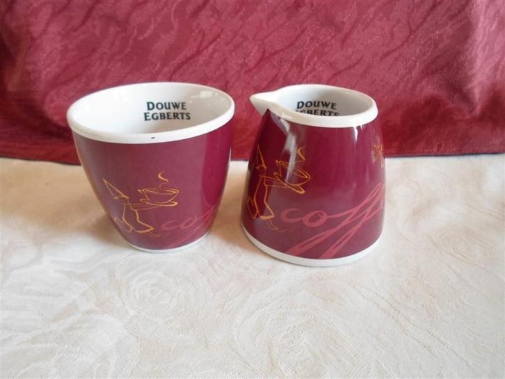 Douwe Egberts roomstel. Modern design. Donkerrood., Huis en Inrichting, Keuken | Servies, Zo goed als nieuw, Overige typen, Overige stijlen