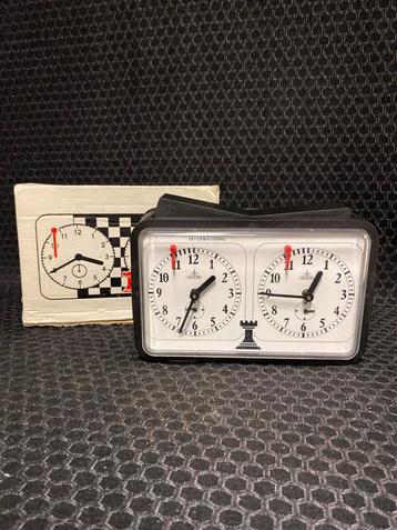 Aradora Vintage Schaakklok - Perfect voor de Liefhebber! beschikbaar voor biedingen