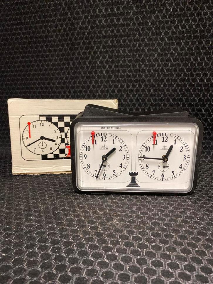 Aradora Vintage Schaakklok - Perfect voor de Liefhebber!, Antiek en Kunst, Antiek | Klokken, Ophalen of Verzenden